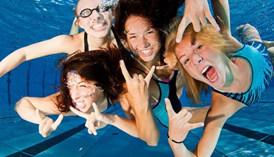 Glade piger under vandet