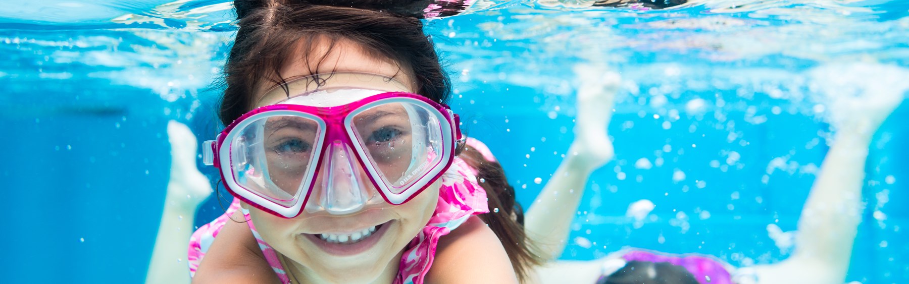 pige under vand med lille dykkerbriller
