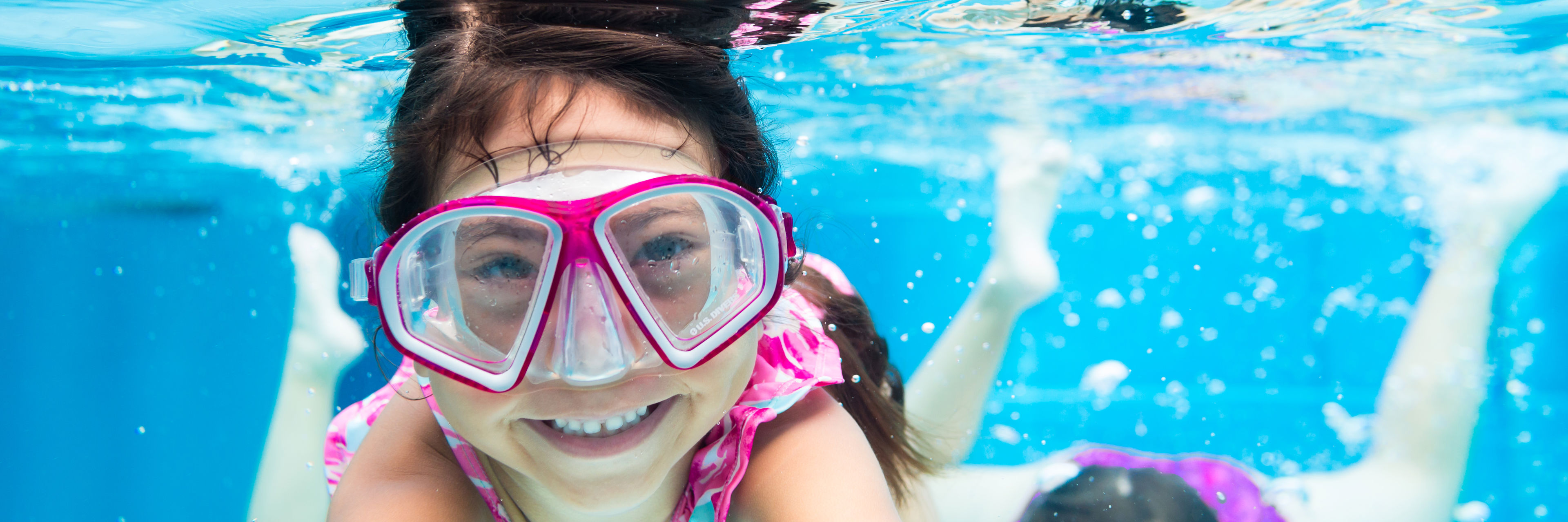 pige under vand med lille dykkerbriller
