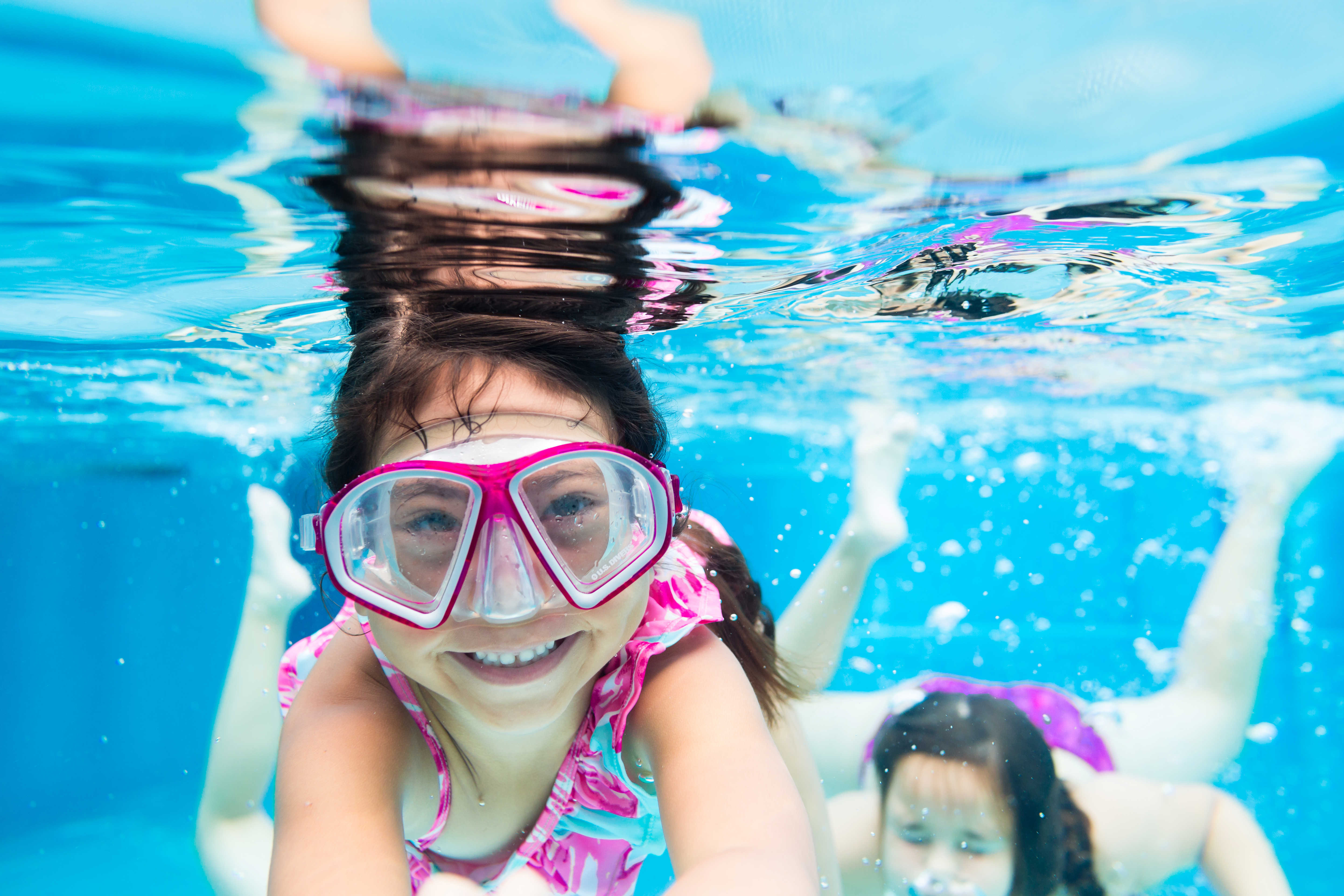 pige under vand med lille dykkerbriller