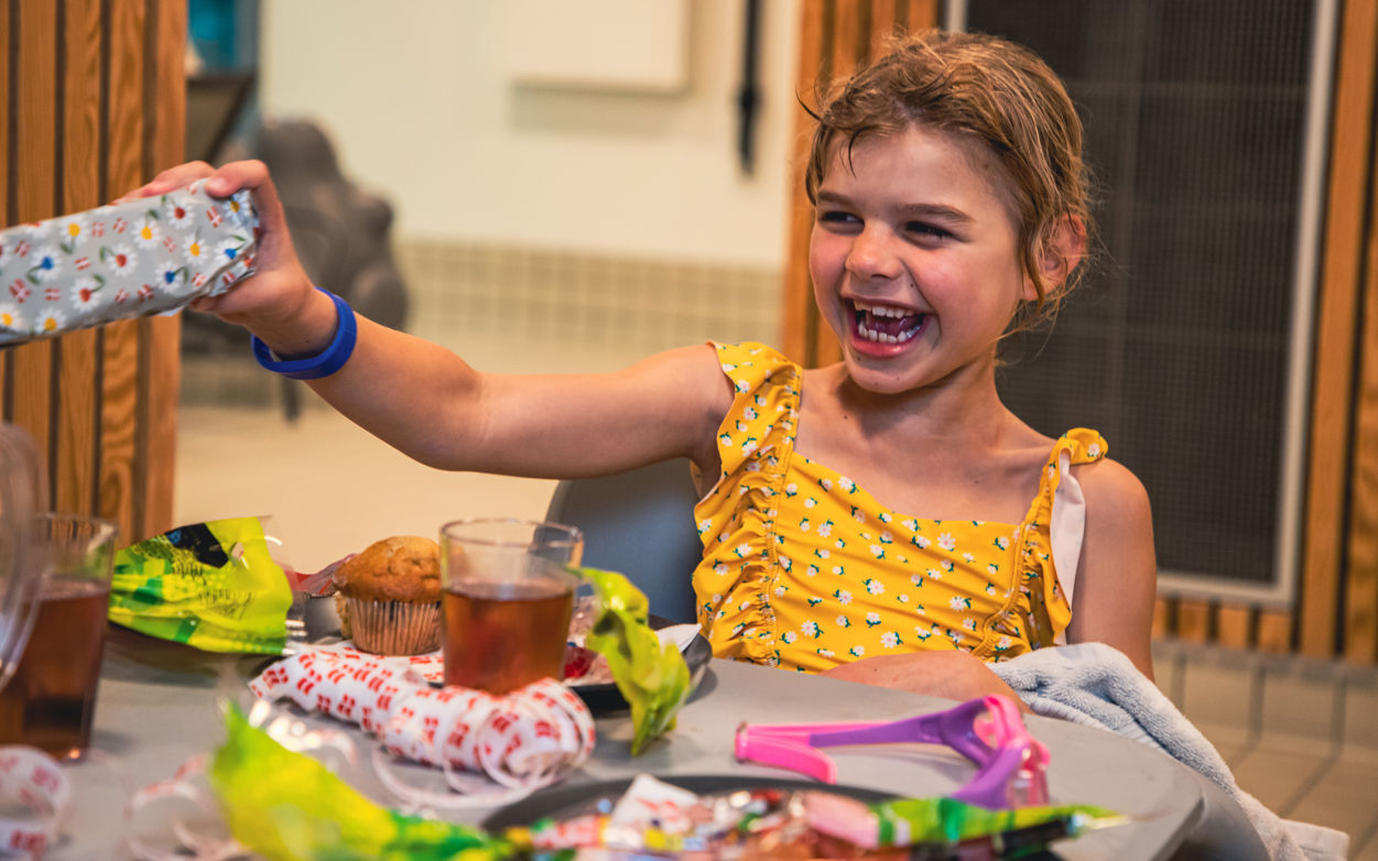 Pige får fødselsdagsgave