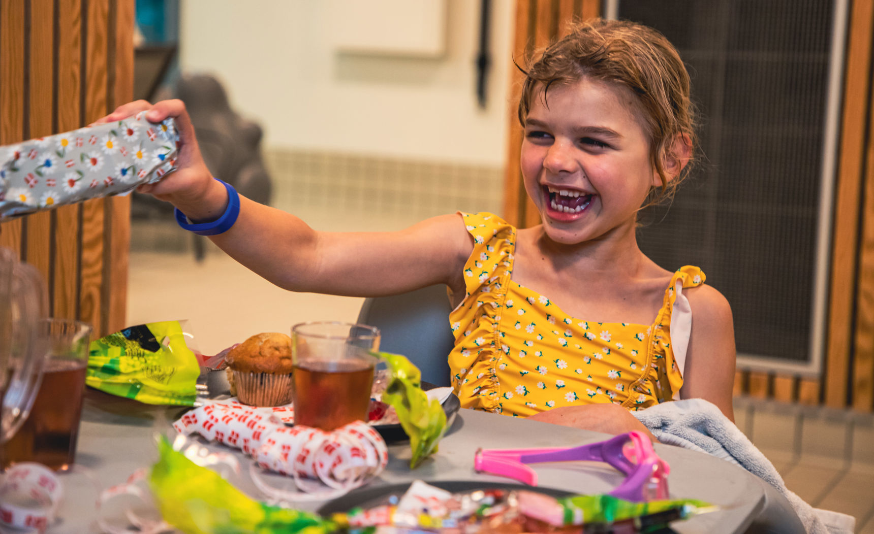 Pige får fødselsdagsgave