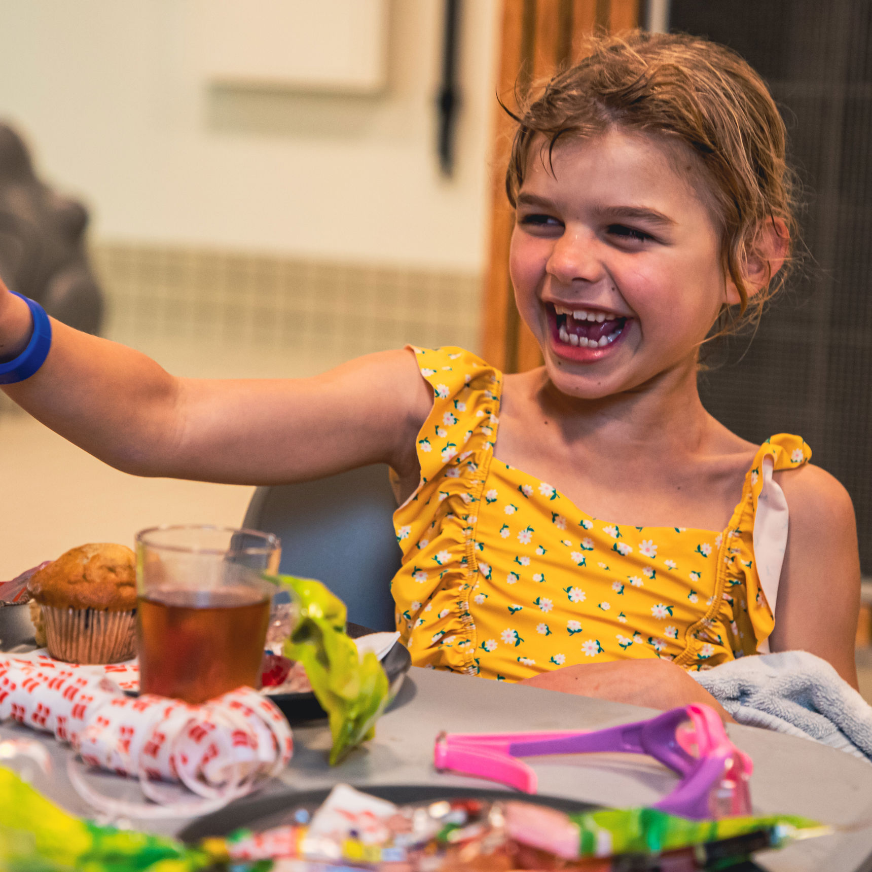 Pige får fødselsdagsgave