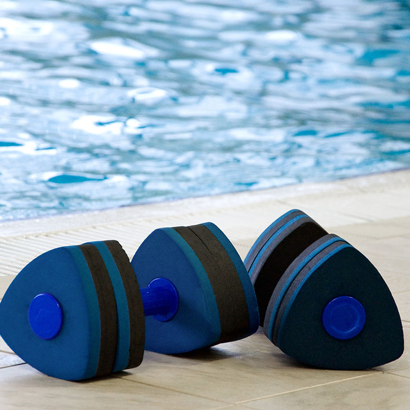 Badevægte ved kant af bassinet