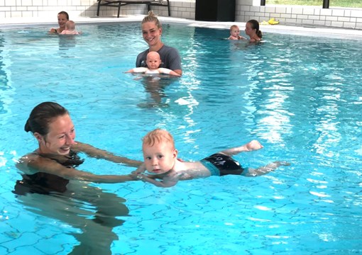Babysvømning i Roskilde Badet
